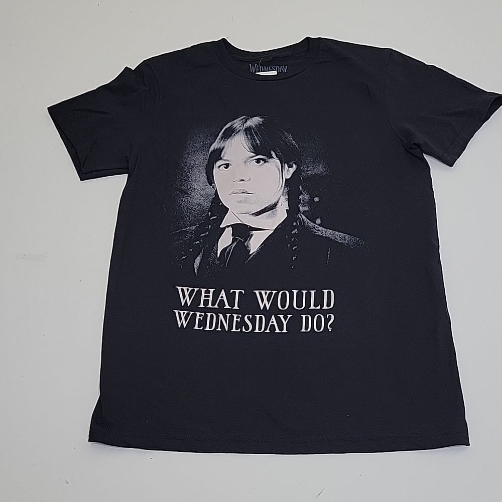 NEW S WEDNESDAY ADAMS black witch Halloween graphic tshirt SMALL NWT